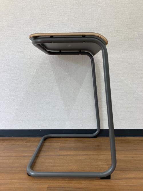Knoll (ノル) サイドテーブル Toboggan Pull Up Table