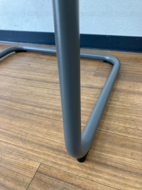 Knoll (ノル) サイドテーブル Toboggan Pull Up Table