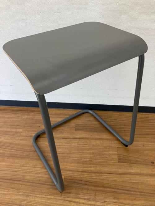 Knoll (ノル) サイドテーブル Toboggan Pull Up Table