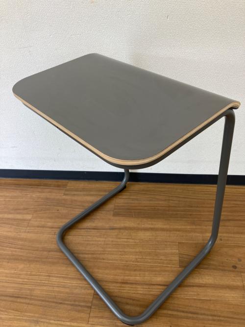 Knoll (ノル) サイドテーブル Toboggan Pull Up Table
