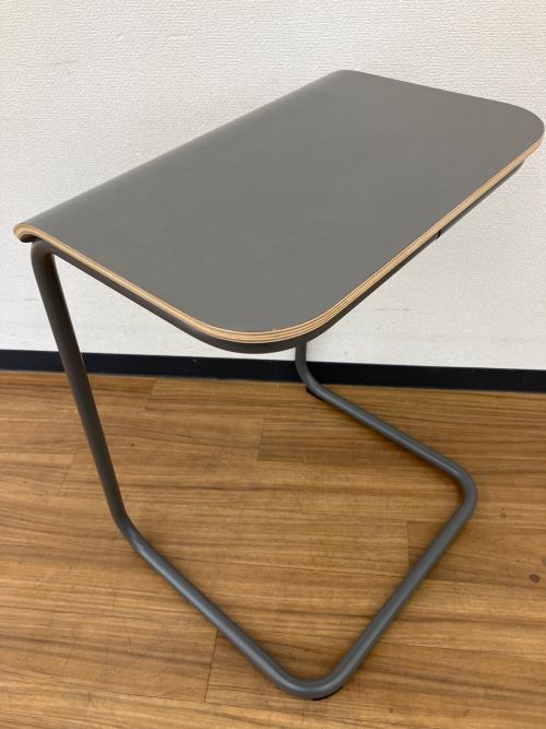 Knoll (ノル) サイドテーブル Toboggan Pull Up Table