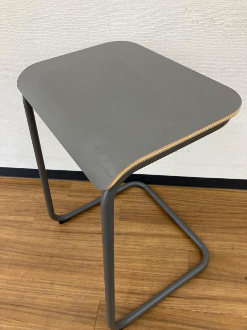 Knoll (ノル) サイドテーブル Toboggan Pull Up Table