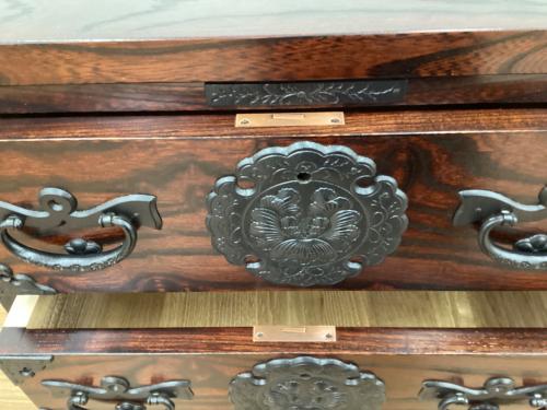 岩谷堂箪笥 (イワヤドウタンス) 整理箪笥 南部鉄器金具 牡丹紋様 鍵・木札付 幅:約70㎝ No.184 整理箪笥