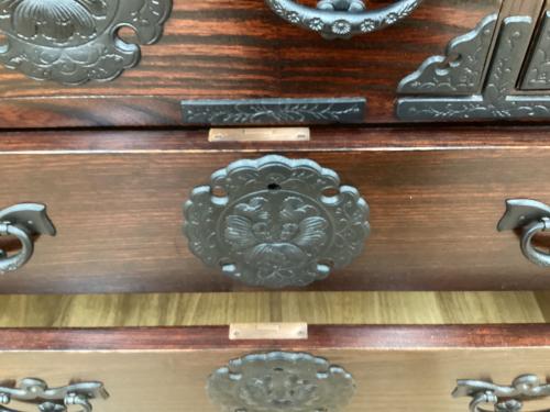 岩谷堂箪笥 (イワヤドウタンス) 整理箪笥 南部鉄器金具 牡丹紋様 鍵・木札付 幅:約70㎝ No.184 整理箪笥